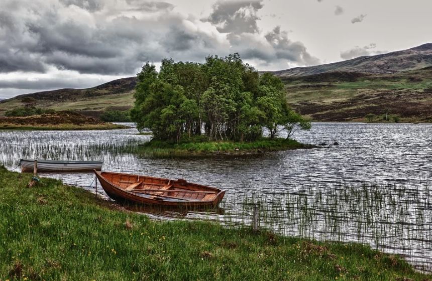 overdone photo of a rowing boat