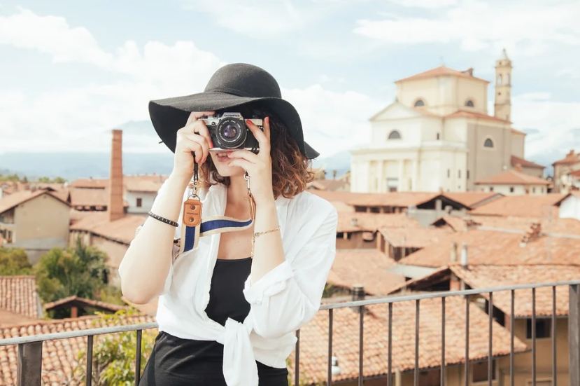 Image of a tourist doing photography at eye level.