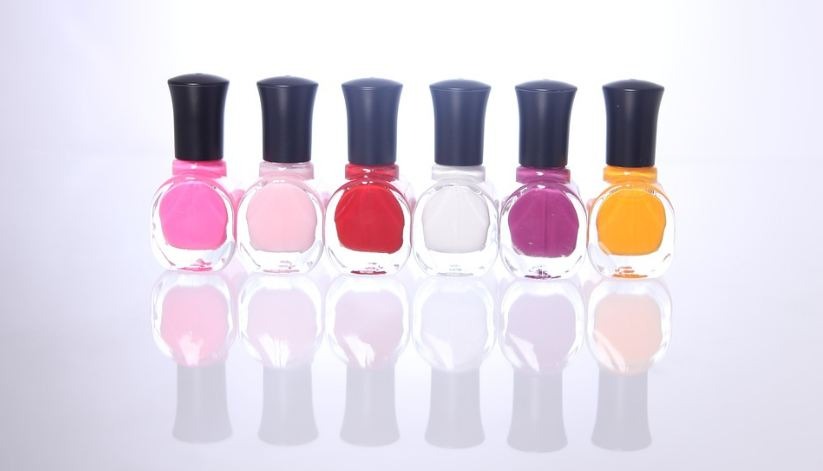 Image of nail polishes with sweep and portrait mode.