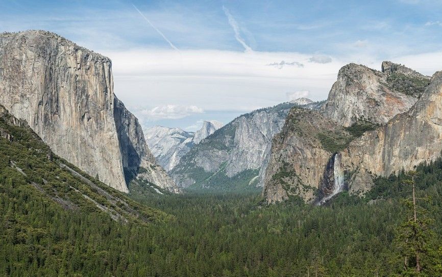 The view of Yosemite Valley from Tunnel View in Yosemite National Park