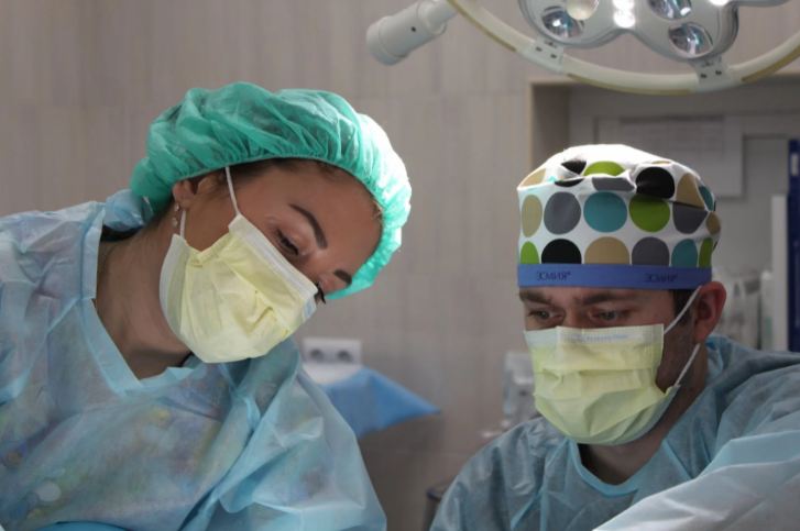 surgeons-performing-surgery