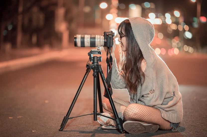 Picture of a girl with a camera.