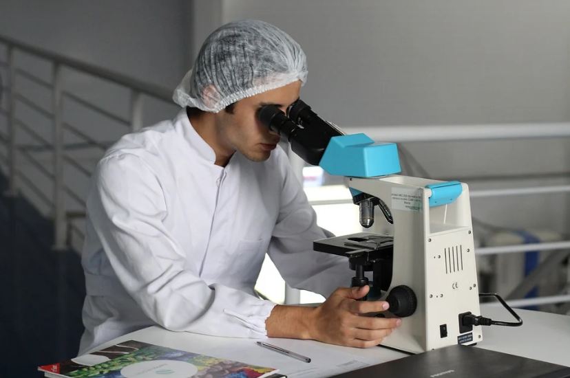 scientist-drugstore-microscope